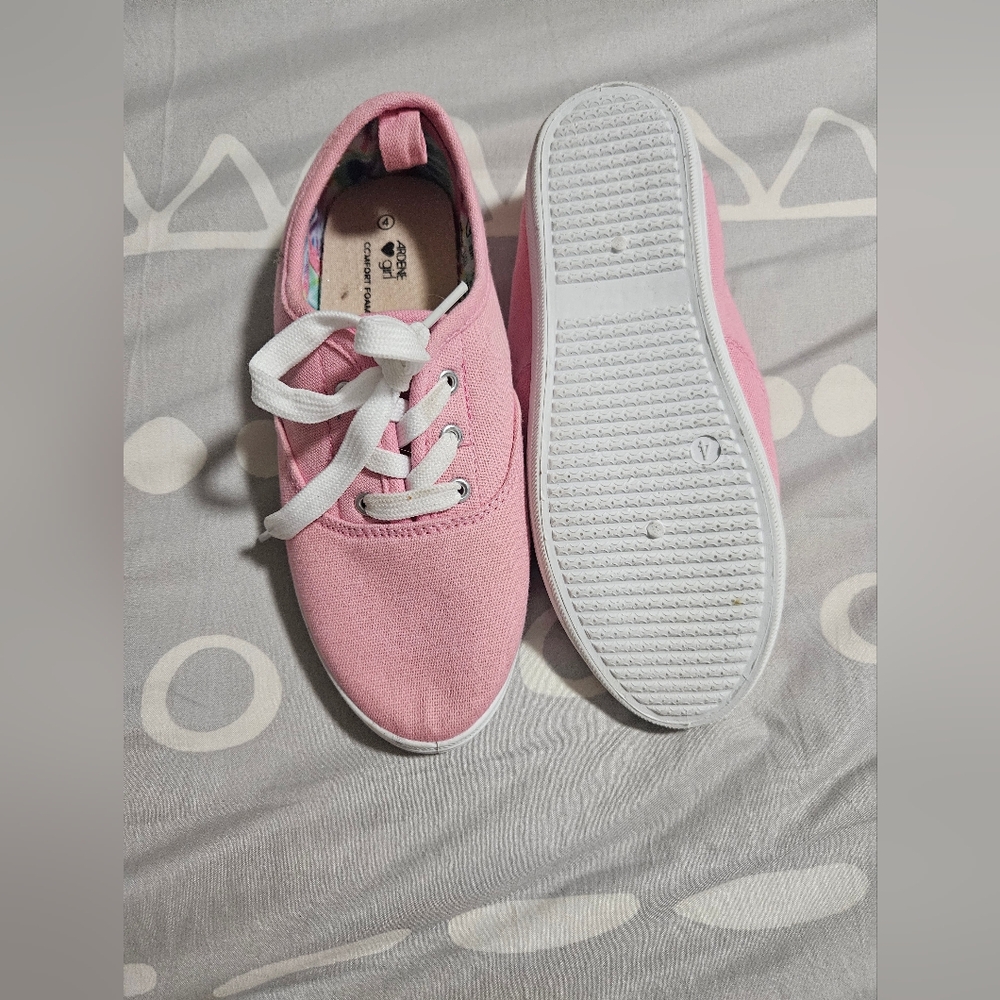 🥳 3/$16 Ardene shoes Sz 4